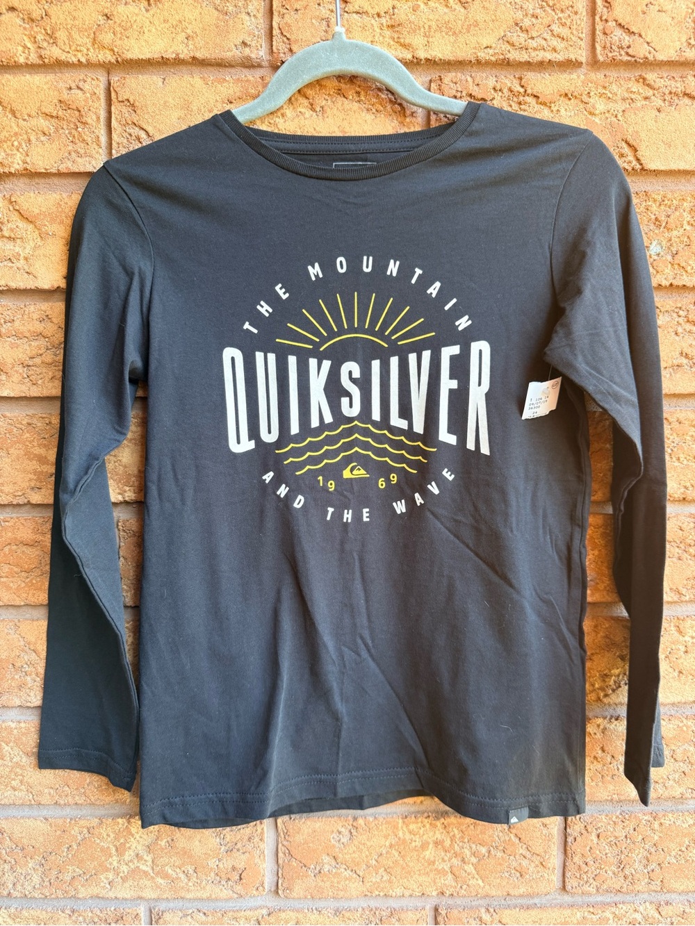 4/$25 • Quiksilver Cotton Graphic Long Sleeve Top